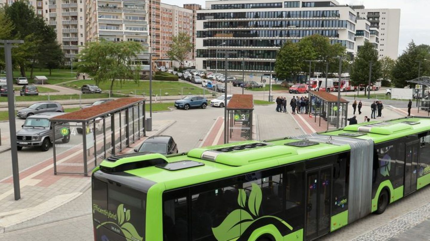 Gesundheit: Rebus stattet Busse mit Defibrillatoren aus